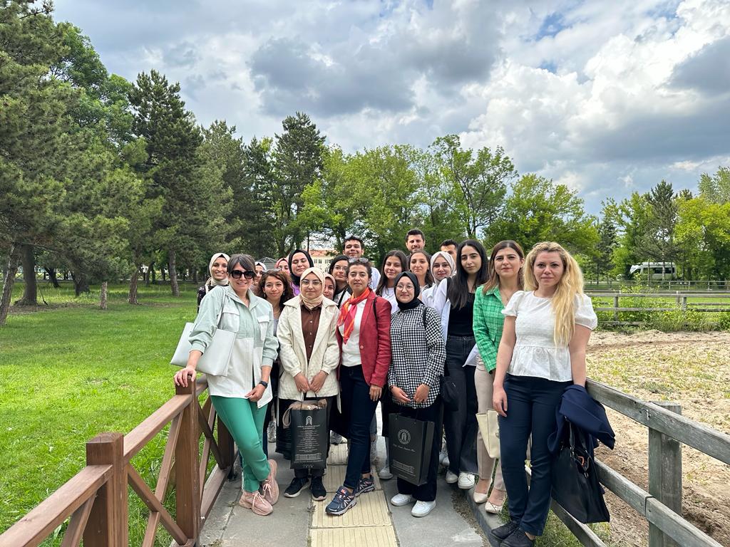 AYBÜ REKTÖRÜ PROF. DR. İBRAHİM AYDINLI DEPREM BÖLGESİNDEN GELEN ÖZEL ÖĞRENCİLERLE BİR ARAYA GELDİ.