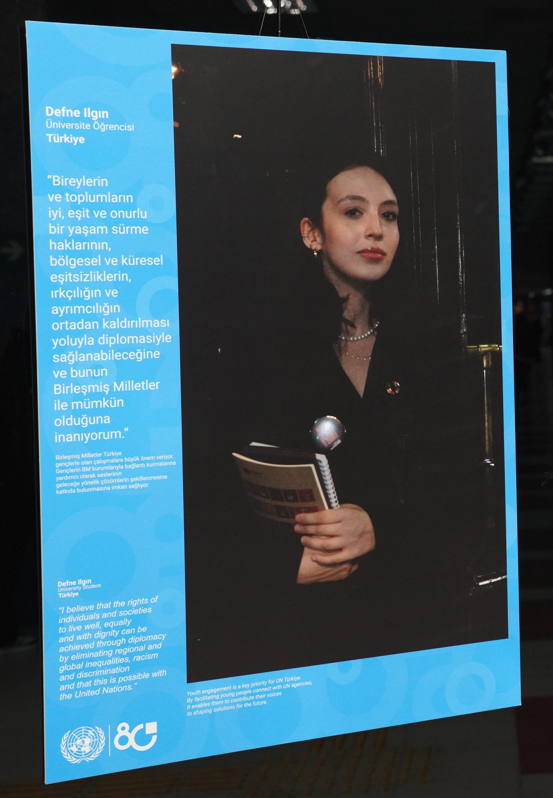 Bölümümüz öğrencisi Defne Ilgın PEHLİVAN'ın mesajı Birleşmiş Milletler (BM) 80'inci yıl dönümü sergisinde yer aldı.