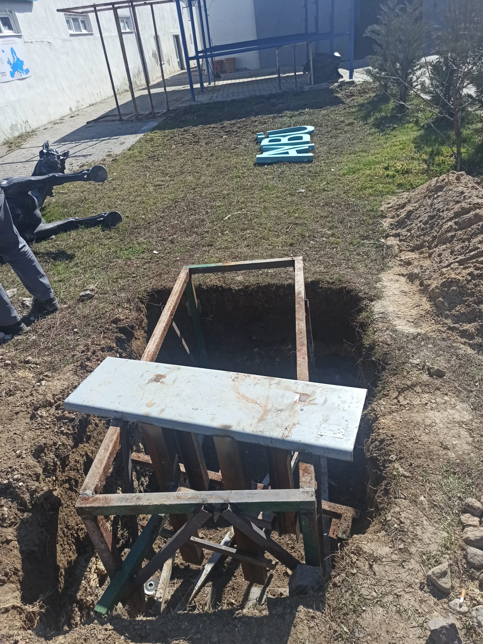 HİPPOTERAPİ MERKEZİMİZDE AT HEYKELİ TEMEL ATMA ÇALIŞMALAR BAŞLADI