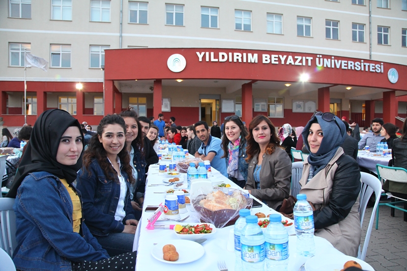 Üniversitemiz Öğrencilerine İftar Yemeği Verildi