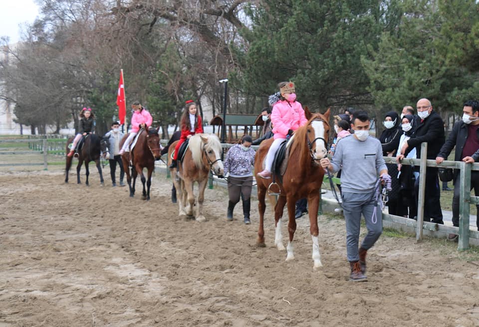  2021 İstiklâl Marşı Yılı Etkinlikleri Kapsamında Öğrencilere Binicilik Eğitimi Verildi