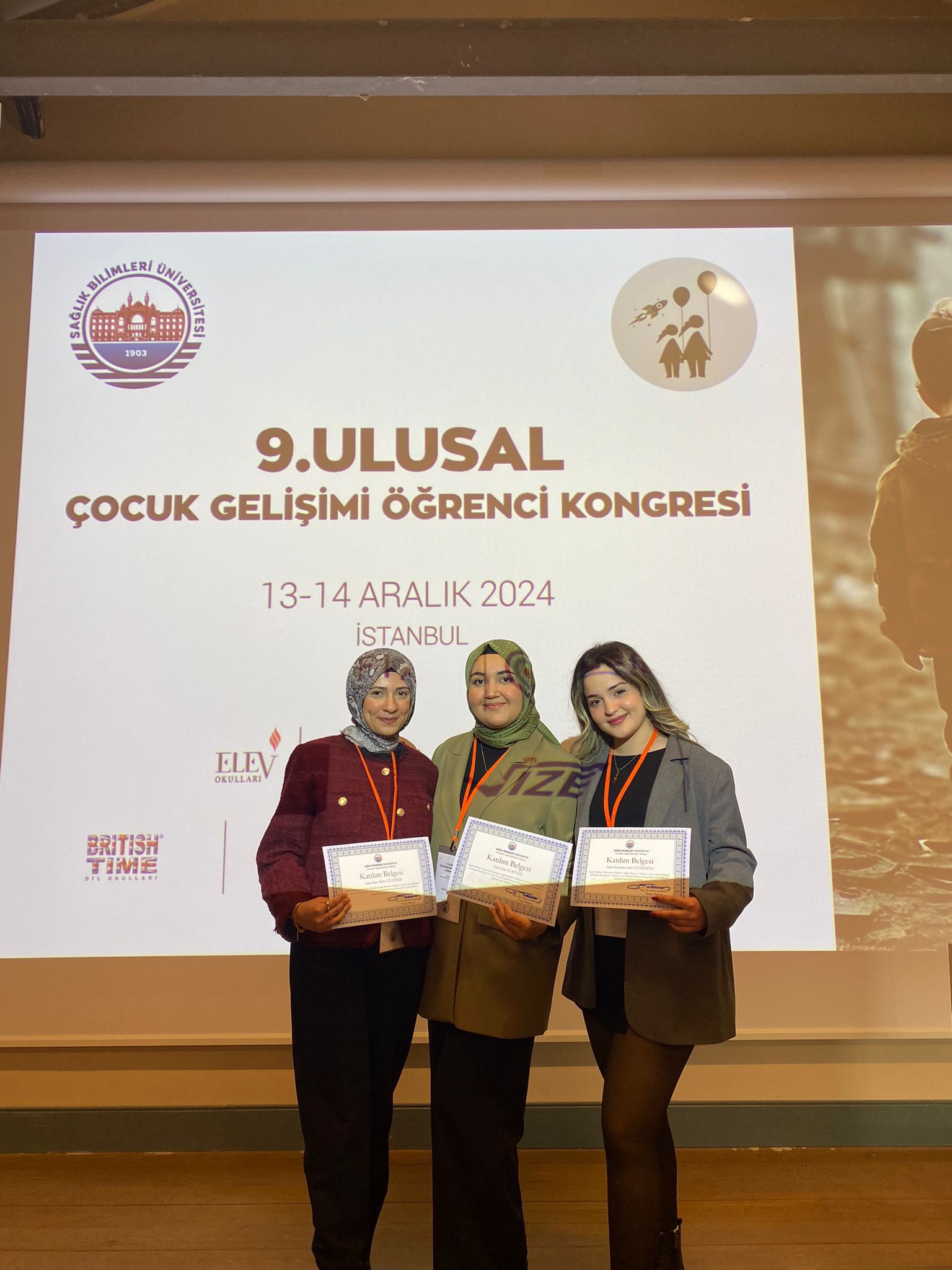 Öğrencilerimizden Buse Kübra Yıldırım, Eda Kurtgöz, Kardelen Sude Gedikoğlu bölüm öğretim üyelerimizden Dr. Öğr. Üyesi H. Kübra Özkan Kunduracı rehberliğinde hazırladıkları bildirilerini 9. Ulusal Çocuk Gelişim Kongresi'nde sunmuşlardır.