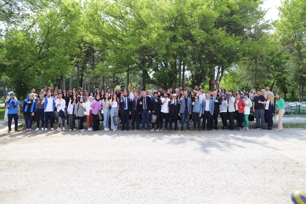 Fakültemiz Hemşirelik bölümünde deprem nedeniyle özel öğrenci olarak öğrenim gören öğrencilerimize yönelik etkinliğe katılım sağlanmıştır.