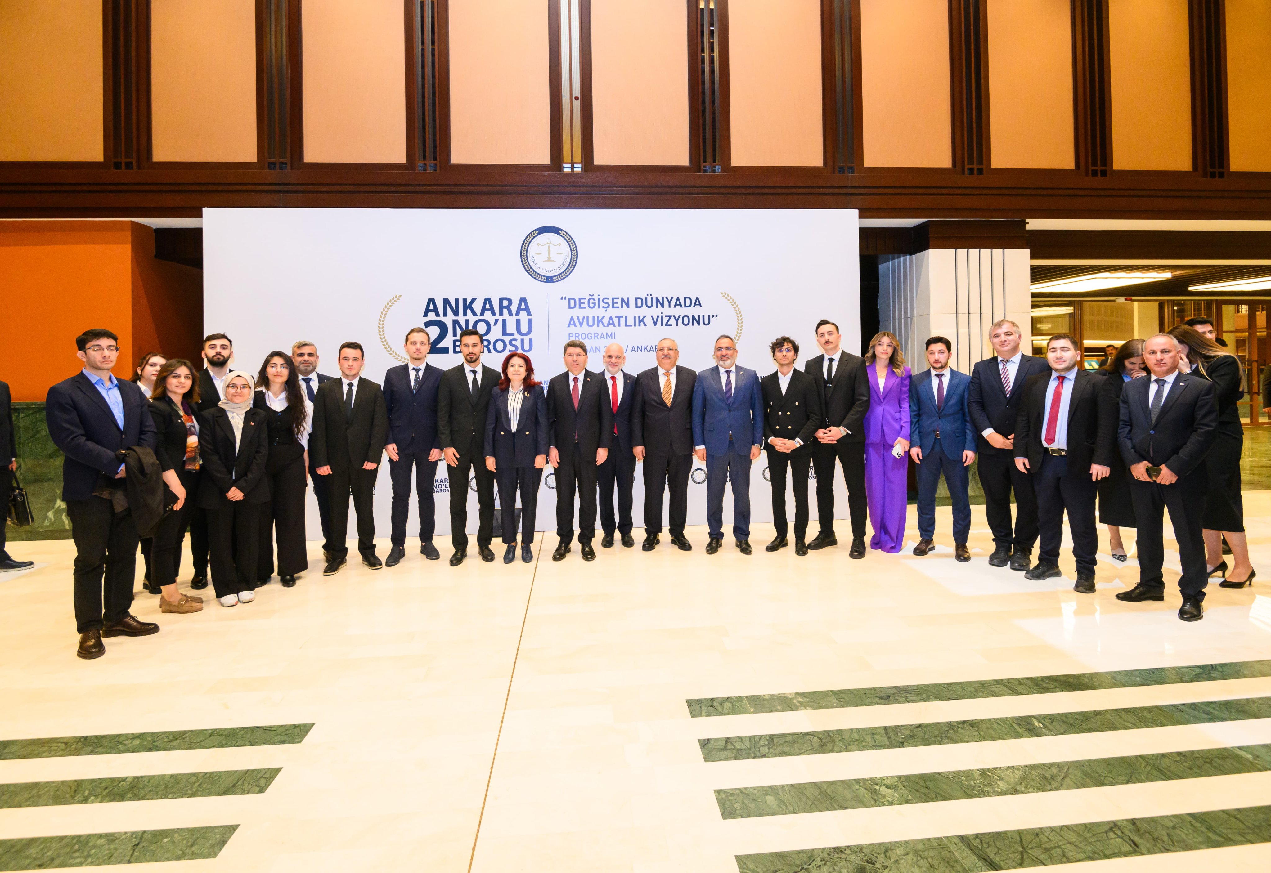 Sn. Rektörümüz ve Sn. Dekanımız, Ankara 2 No’lu Barosu’nun düzenlediği, Sn. Adalet Bakanımızın da iştirak ettiği "Değişen Dünyada Avukatlık" sempozyumuna katılmışlardır.