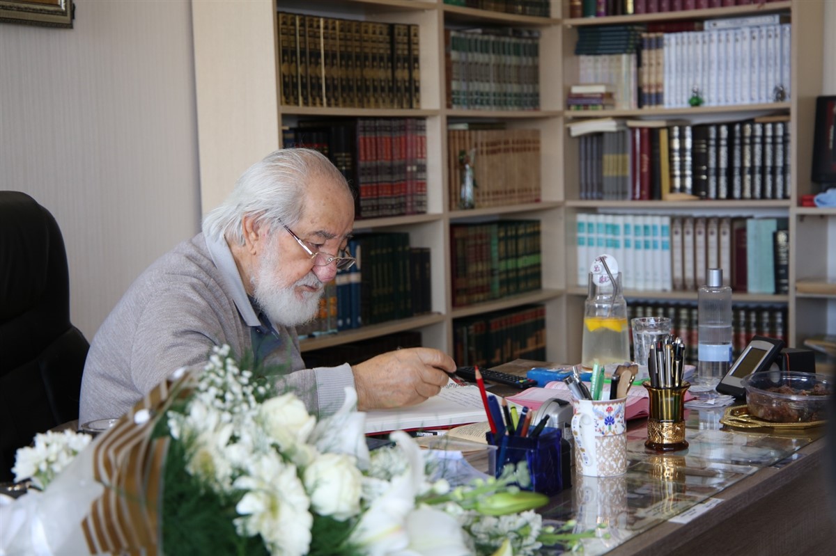 AYBÜ Kütüphanesine Kitaplarını Bağışlayan Prof. Dr. Hasan Tahsin Feyizli’ye Türkiye Yazarlar Birliği'nden Üstün Hizmet Ödülü