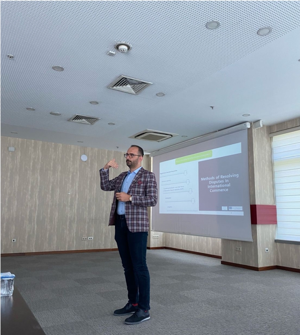 Doç. Dr. Ersin ERDOĞAN "Uluslararası Hukuk ve Tahkim" konulu programda sunum gerçekleştirdi