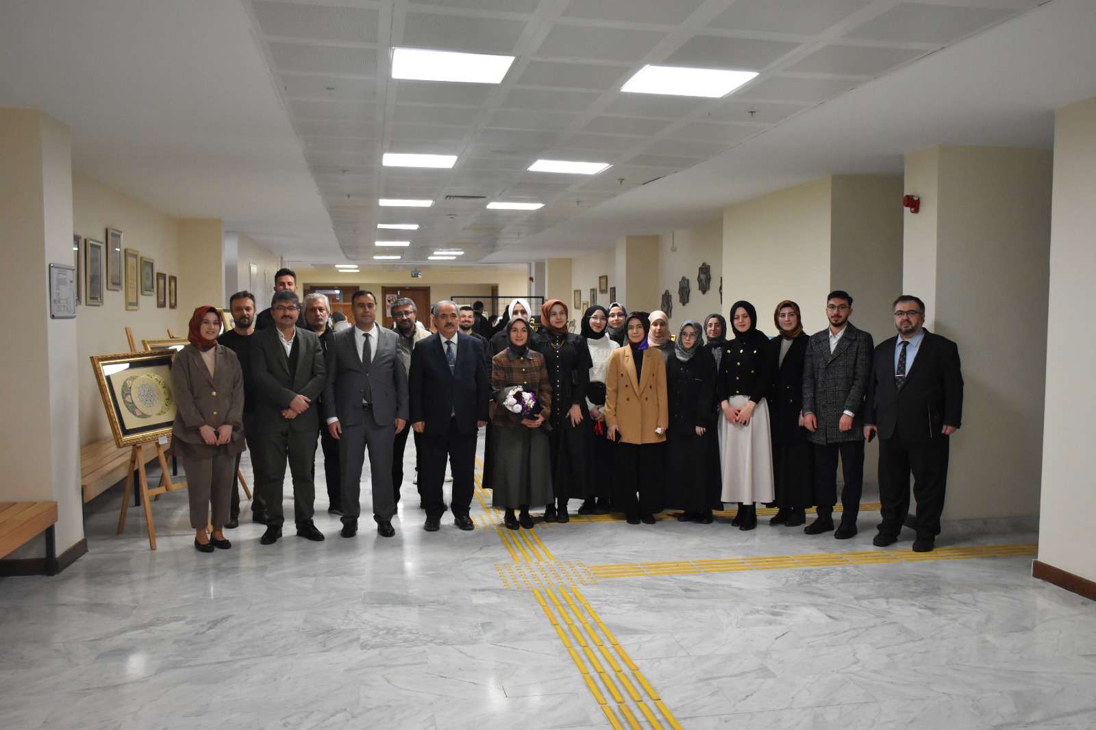 Düzeltme; Ankara Yıldırım Beyazıt Üniversitesi İlahiyat Fakültesinde planlanan İçindekiler Karma Sanat Sergisi, 18 Şubat 2026 tarihi itibarıyla ziyarete açıldı.