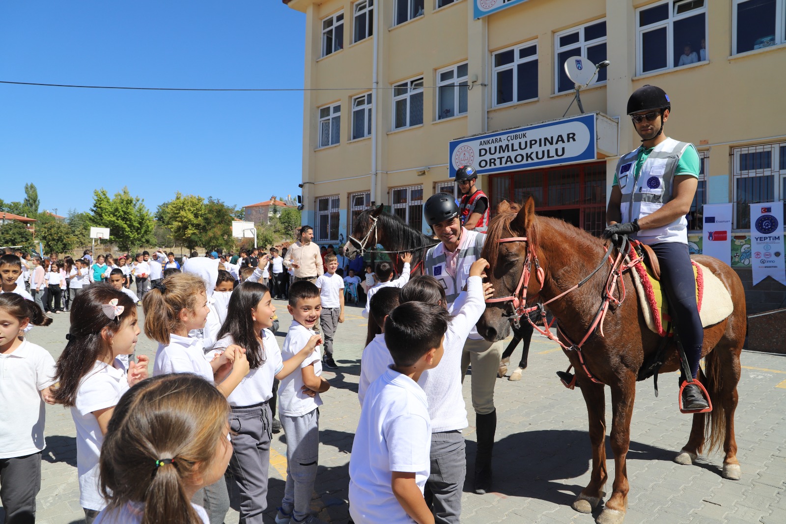 YEPTİM Projesiyle Ortaokul Öğrencileri Atlarla Buluştu