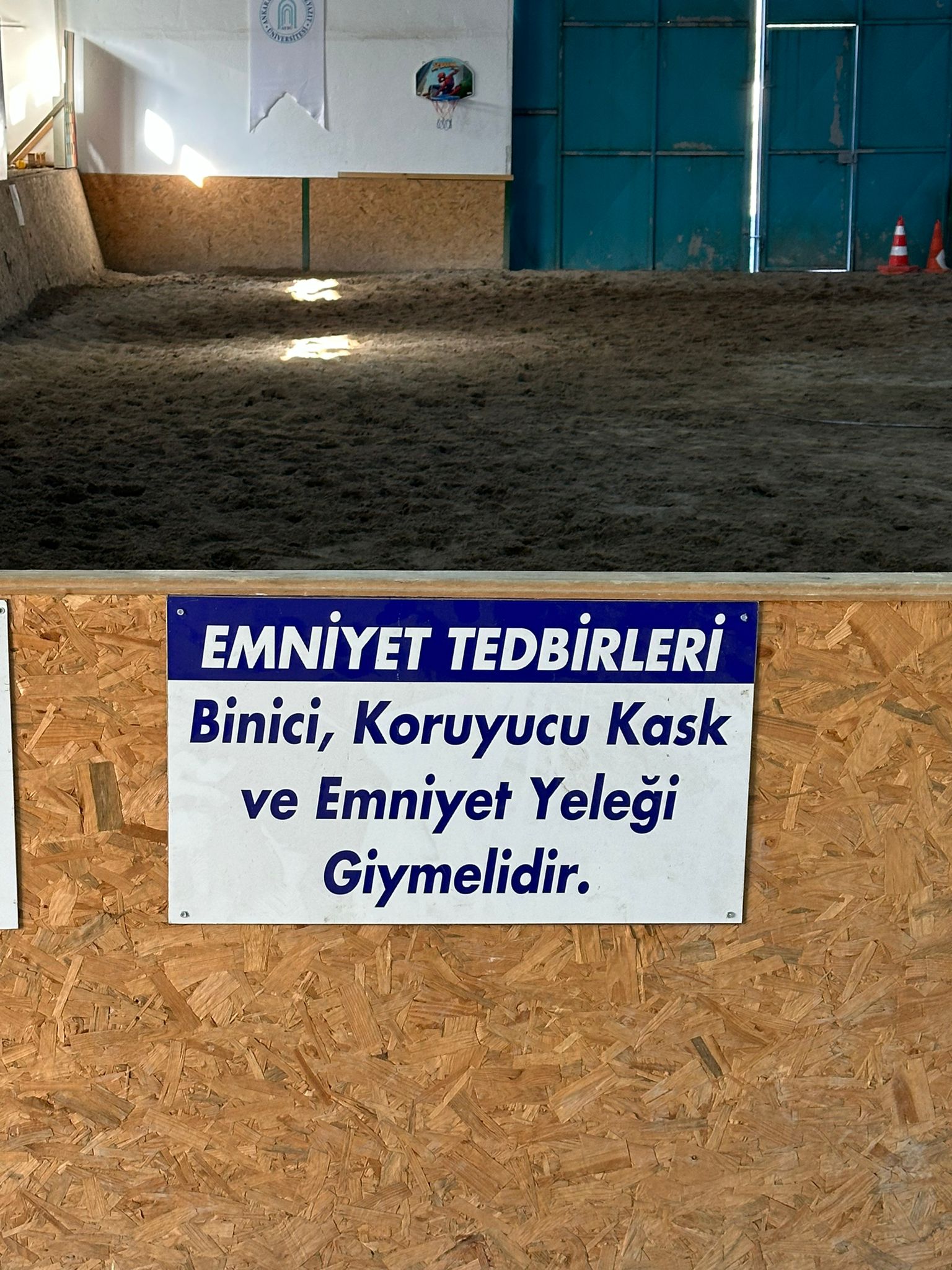 İŞ SAĞLIĞI VE GÜVENLİĞİ KAPSAMINDA AT BİNİŞ ALANINA UYARI LEVHALARI TAKILDI