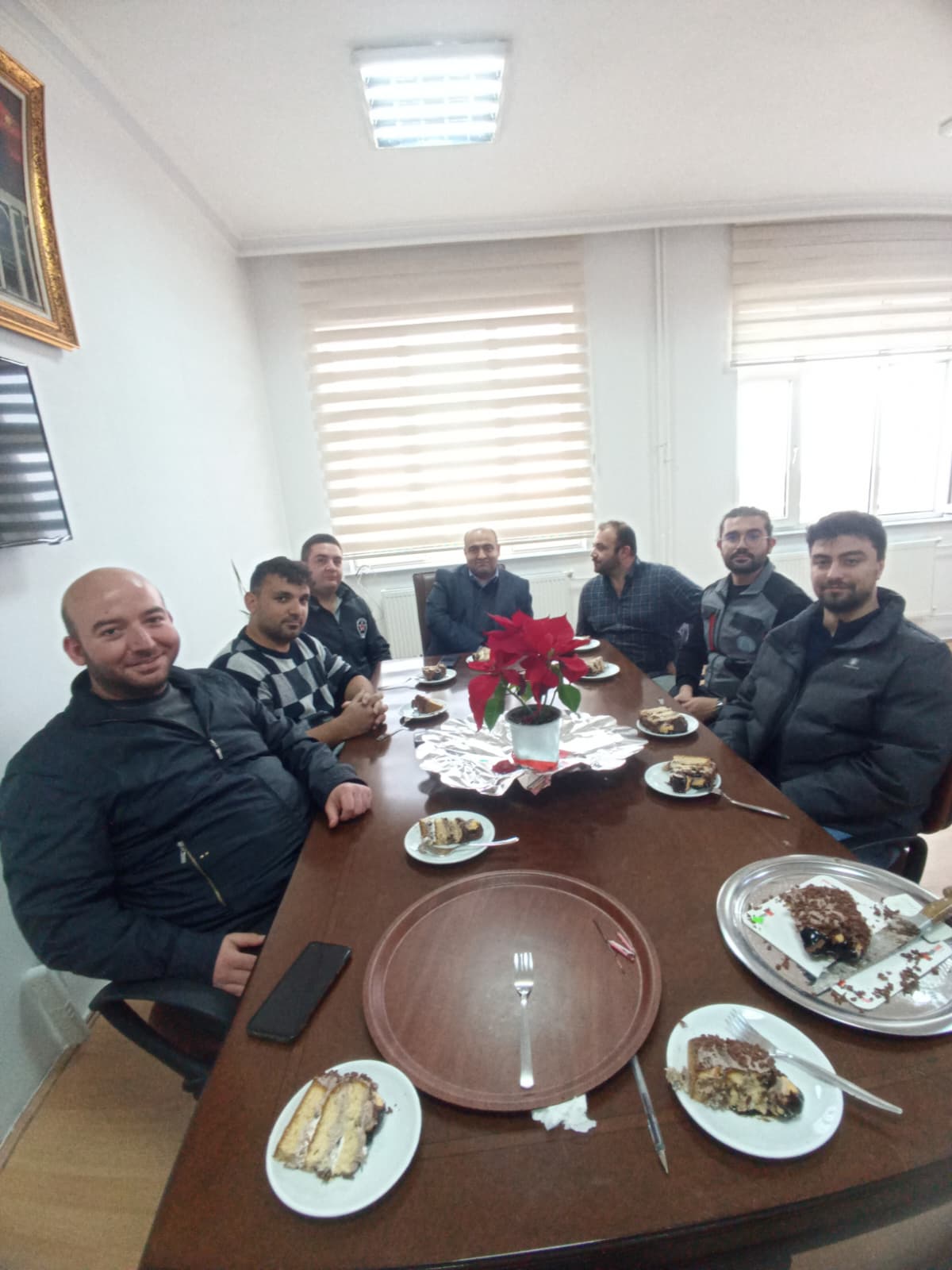 Tuzgölü Yerleşkesi Teknik Personelimize Özverili Çalışmalarından Dolayı Moral Pastası Kesildi.