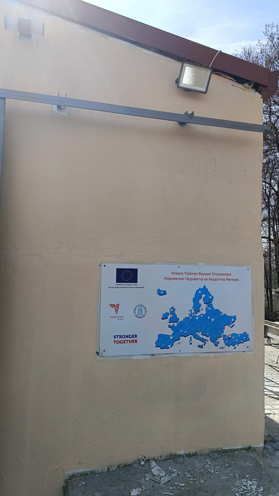 Hippoterapi Merkezimizin Tavla Binası Dış Aydınlatma Projektörleri Takıldı