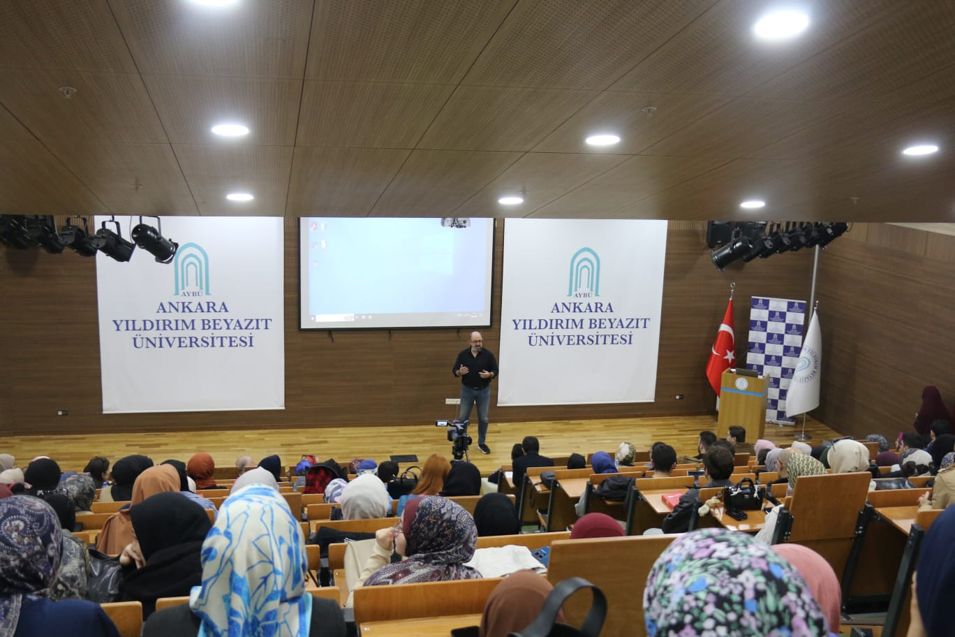 Prof. Dr. Sinan CANAN, 16 Nisan 2025’te AYBÜ İlahiyat Fakültesinde öğrencilerin yüksek ilgiyle dinledikleri “İnsanın Fabrika Ayarları Konferansı”nı verdi.
