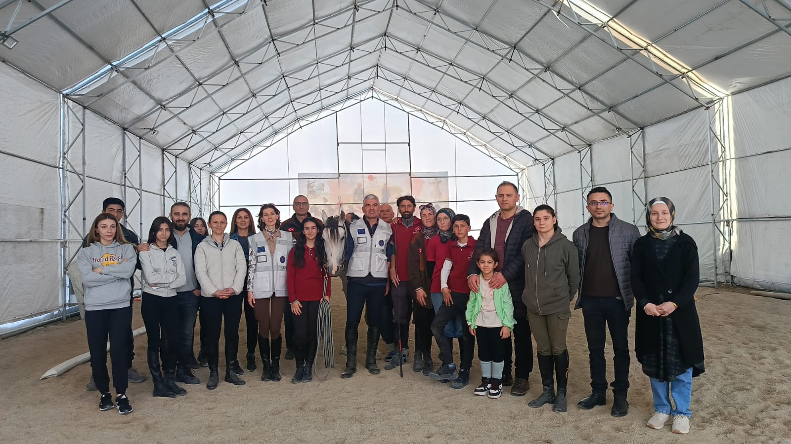 Avrupa Birliği Yeptim  Projesi Yürütücüsü ve Hippoterapi Merkez Müdürümüz Öğr. Gör. Ali Ekber Ün ve Proje Ekip Danışmanı Antrenör Bahar Özsoy ile Performans Binicilik Akademisi'nde