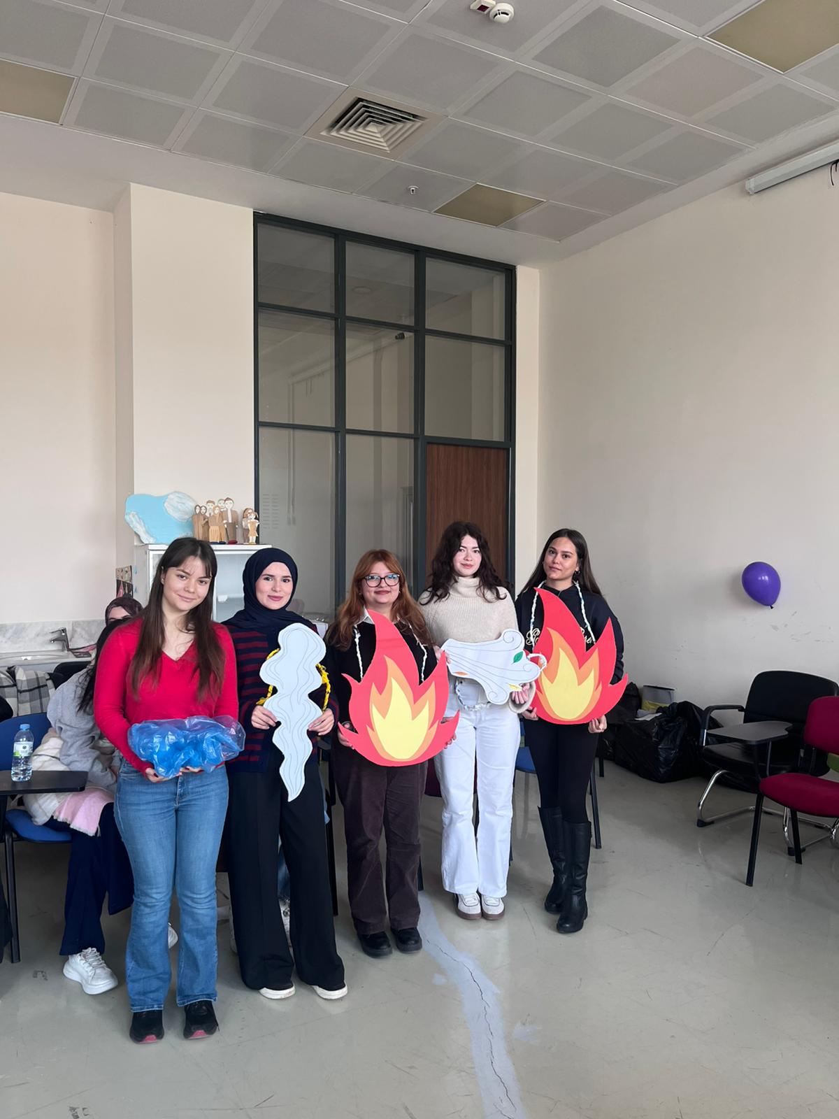  “Afet Farkındalık Eğitimi, Deprem Anı Uygulaması ve Tahliye Uygulaması” eğitimine katılan öğrencilerimiz ÇGL113 Drama ve Çocuk Dersi kapsamında öğrendikleri bilgilerle bütünleştirerek oluşturdukları drama oturumlarını gerçekleştirmişlerdir.