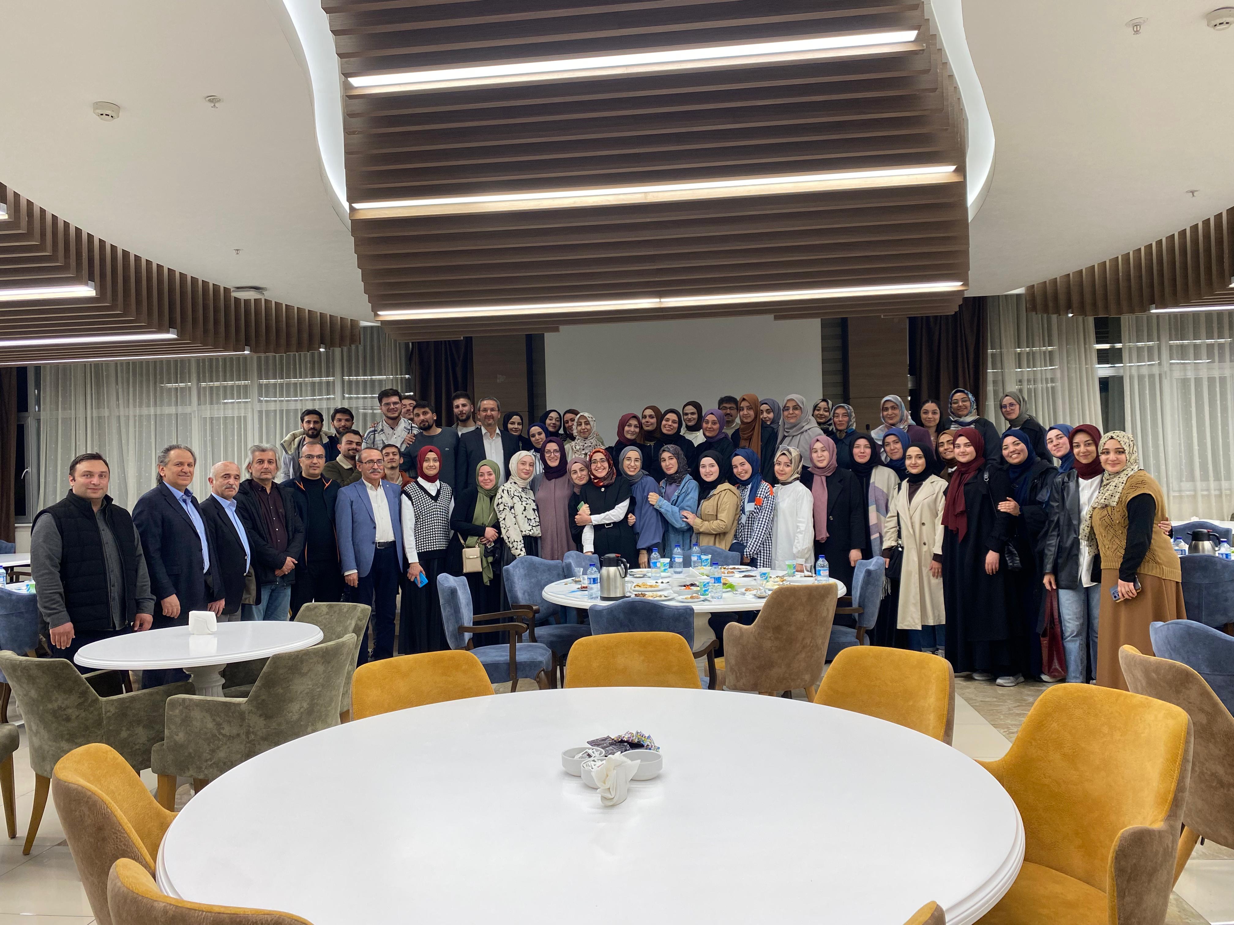 Fakültemiz son sınıf öğrencileri ve öğretim elemanları iftar yaptı.