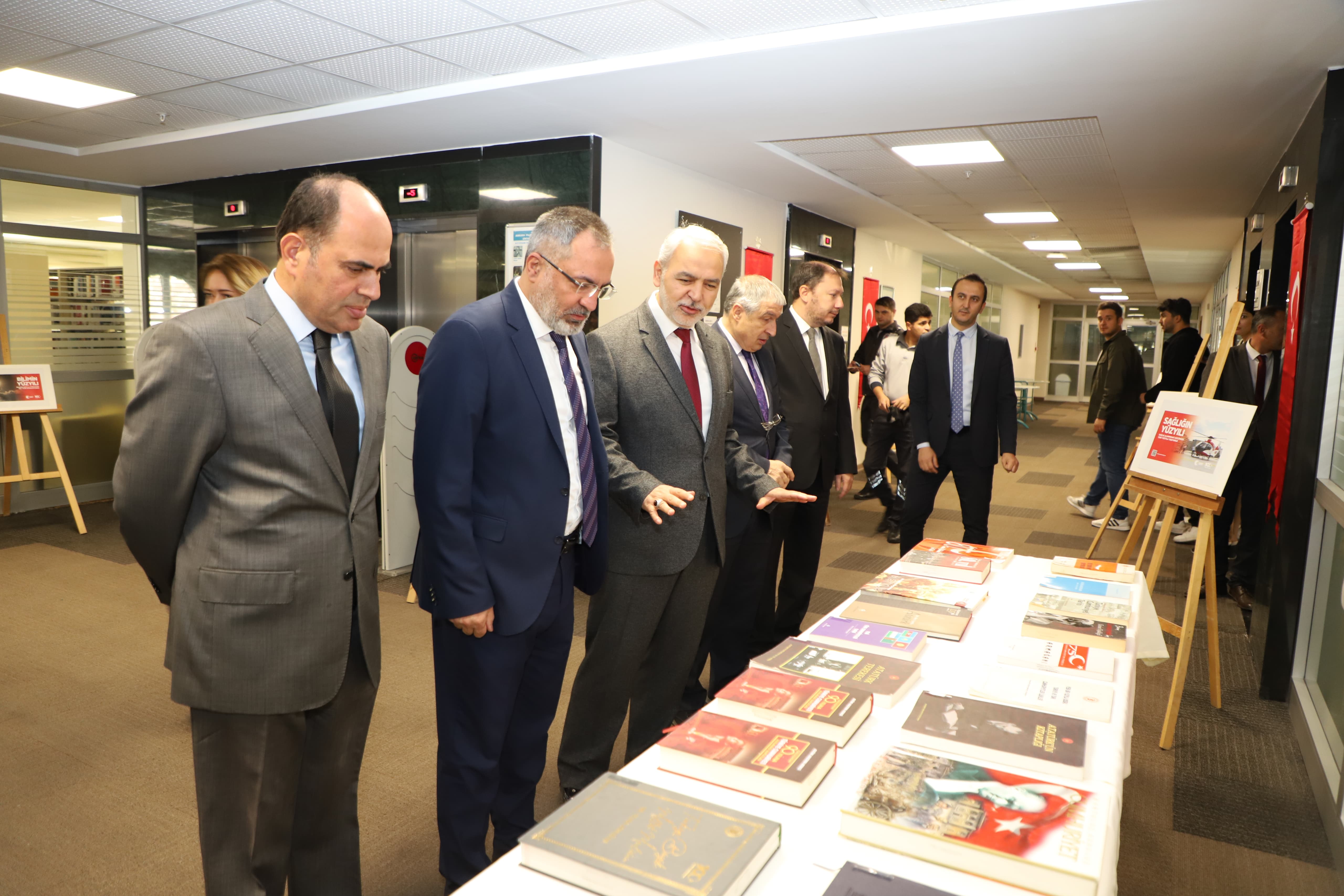 Cumhuriyetimizin 100. yılı konulu kitap ve fotoğraf sergisi Sayın Rektörümüz Prof. Dr. Ali Cengiz KÖSEOĞLU'nun katılımlarıyla açılmıştır.