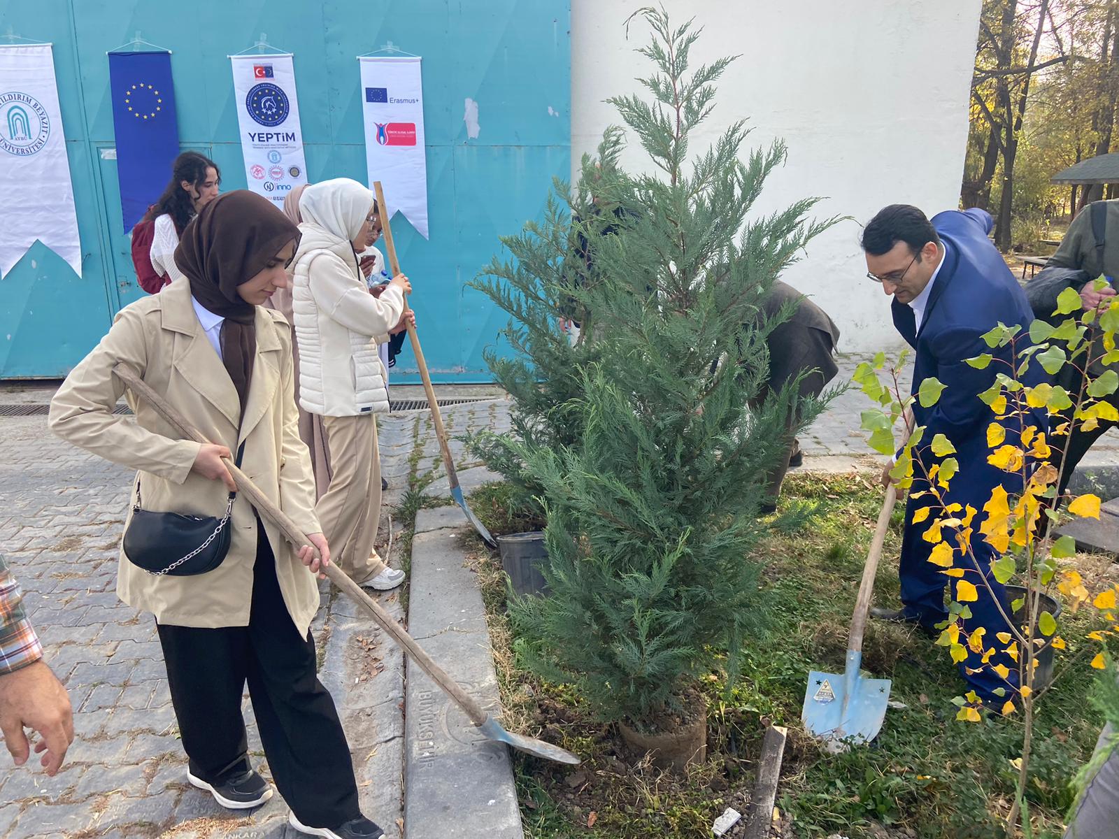 ÜNİVERSİTEMİZ DİLMER DE ÖĞRENİM GÖREN 43 FARKLI ÜLKEDEN 120 ÖĞRENCİ FİDANLARI TOPRAKLA BULUŞTURDULAR