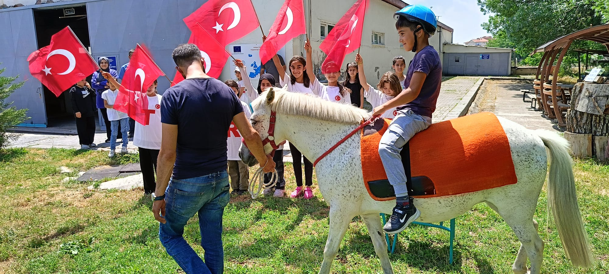 Elden Ele İyilik Köprüsü ve Yardımlaşma Derneği, Hippoterapi Merkezimizde