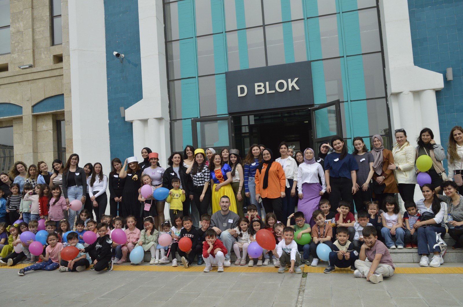 Fakültemizde 23 Nisan Ulusal Egemenlik ve Çocuk Bayramı Kapsamında Çocuk Gelişimi Öğretim Üyeleri tarafından Sergi Düzenlenmiştir