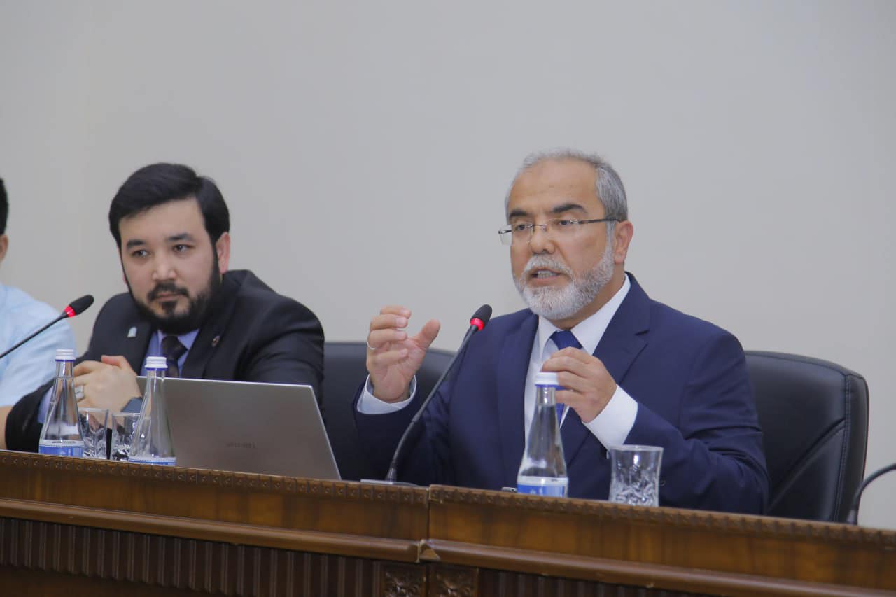 Merkez Müdürü Özbekistan Taşkent Hukuk Üniversitesinde "Cehalete Karşı Marifet" Başlığı Altında Yuvarlak Masa Formatında Tecrübelerini Paylaştı