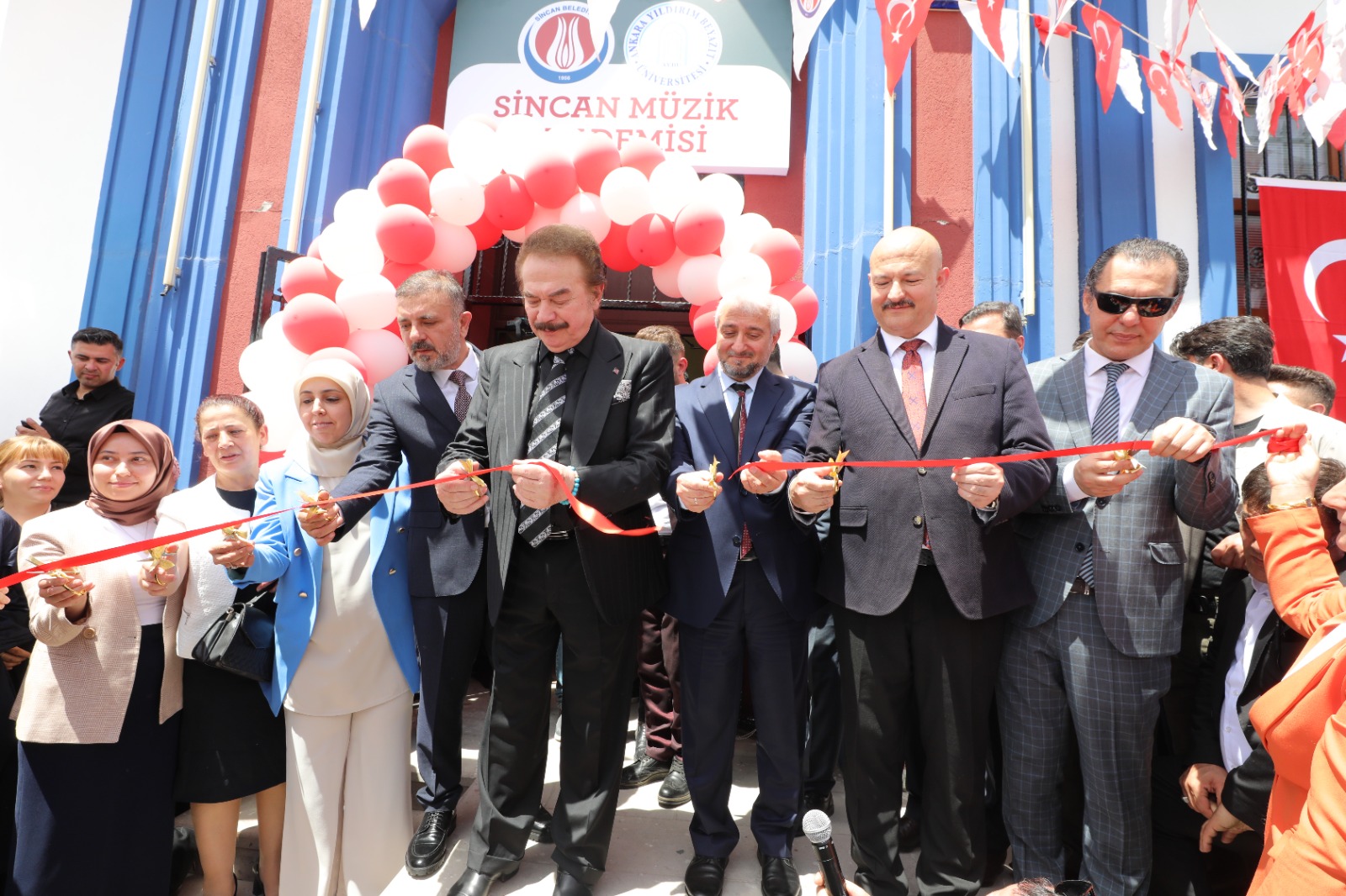 SİNCAN “MÜZİK AKADEMİSİ”NİN AÇILIŞI ORHAN GENCEBAY İLE BİRLİKTE GERÇEKLEŞTİ 