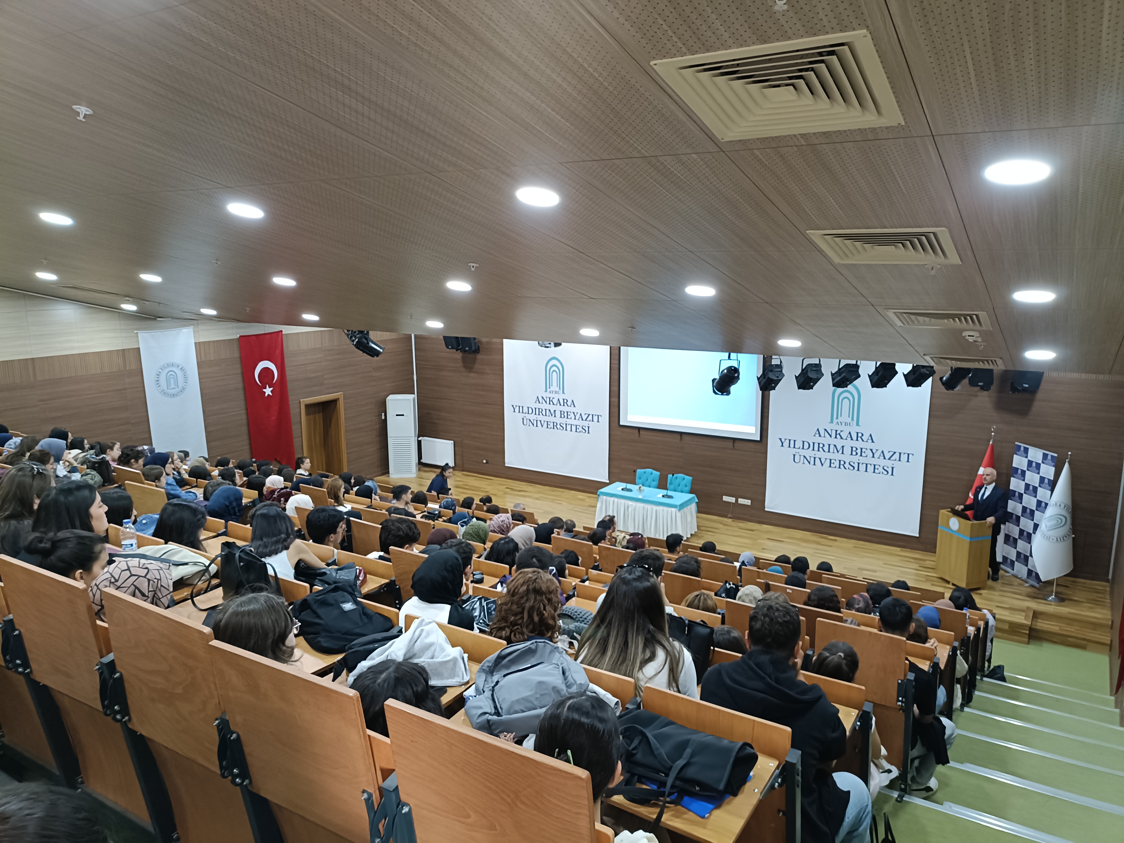 Fakültemiz bölümlerine yeni kayıt olmuş öğrencilere yönelik Bağımlılıkla Mücadele Eğitimi ve oryantasyon programı gerçekleştirilmiştir.