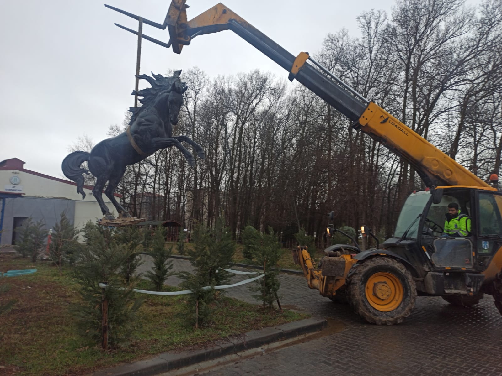 HİPPOTERAPİ MERKEZ ALANINDA KULLANILMAK ÜZERE AT HEYKELİ GETİRİLDİ