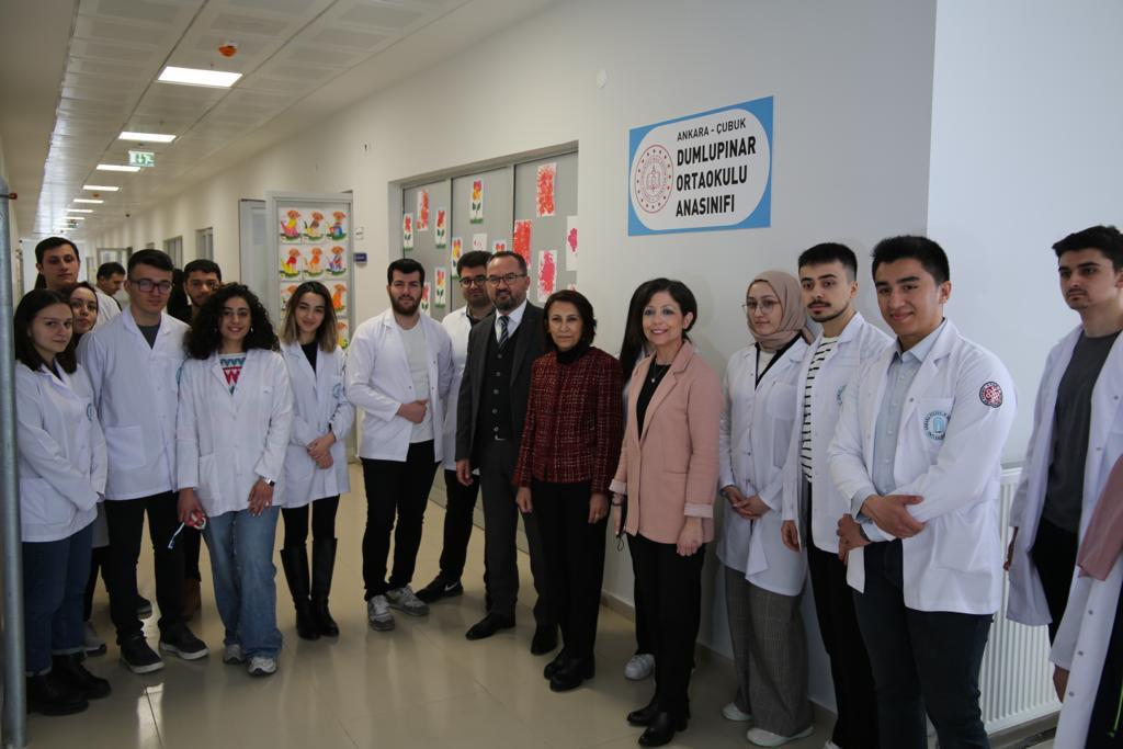 Fakültemiz tarafından çocuklara ağız bakımı ve diş fırçalama eğitimi verildi.