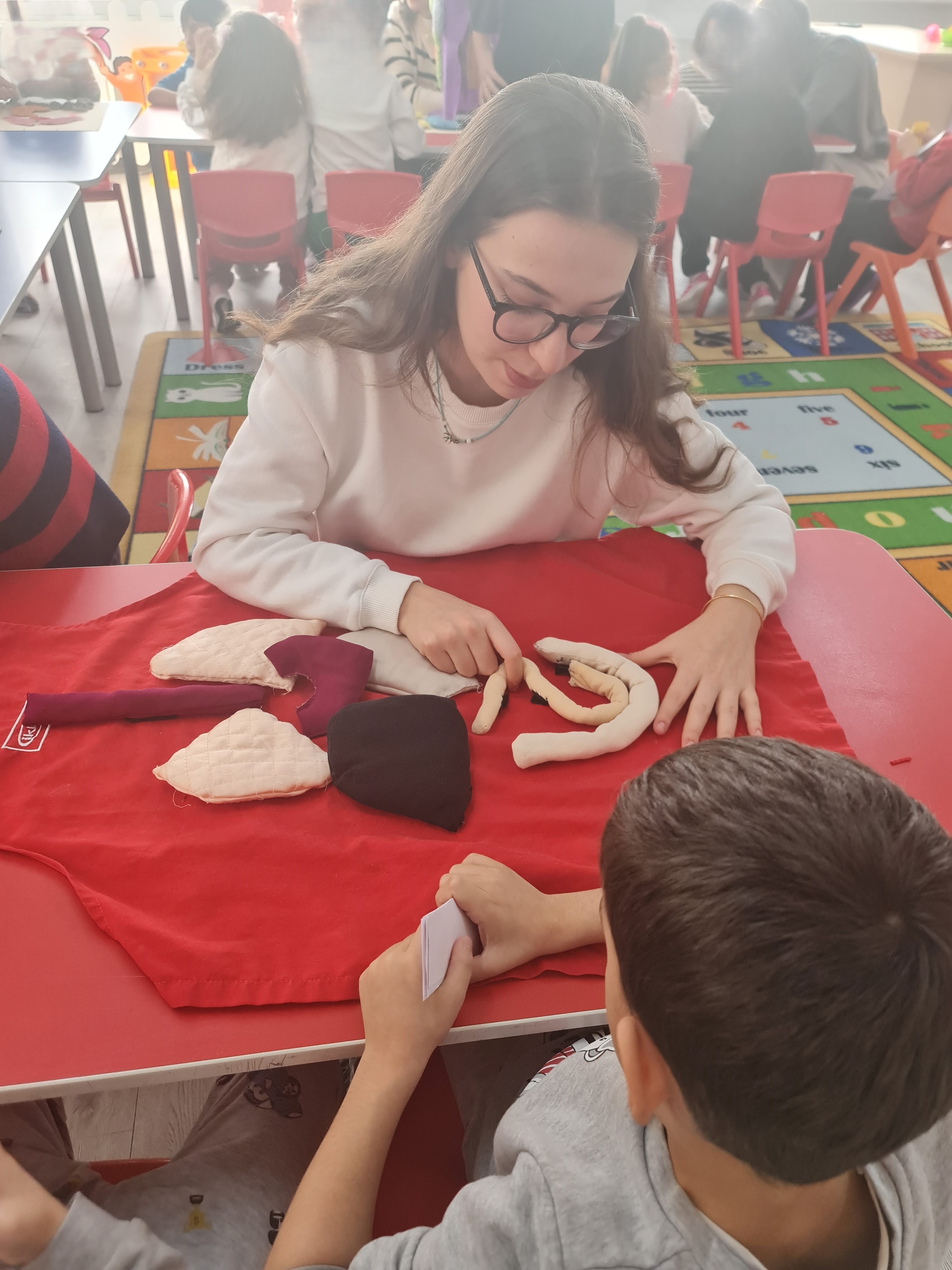 Bölümümüz Doç. Dr. Burçin Aysu tarafından yürütülen Hastane ve Sağlık Kuruluşlarında Çocuklar Dersi kapsamında 4. sınıf öğrencilerimiz hazırladıkları materyaller ile Hastaneye Hazırlayıcı Eğitim vermişlerdir.