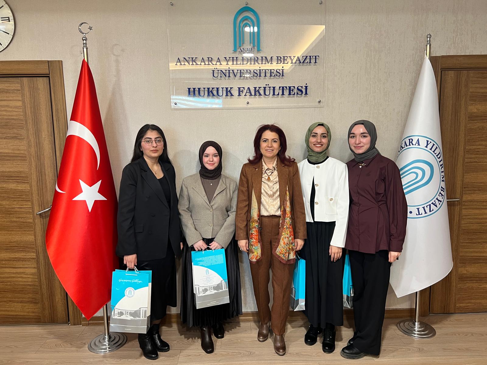 ISTAC IX. Geleceğin Tahkim Avukatı Yarışması’nı (GTAY) Üçüncülükle Tamamlayan Öğrencilerimizden Dekanımıza Ziyaret 