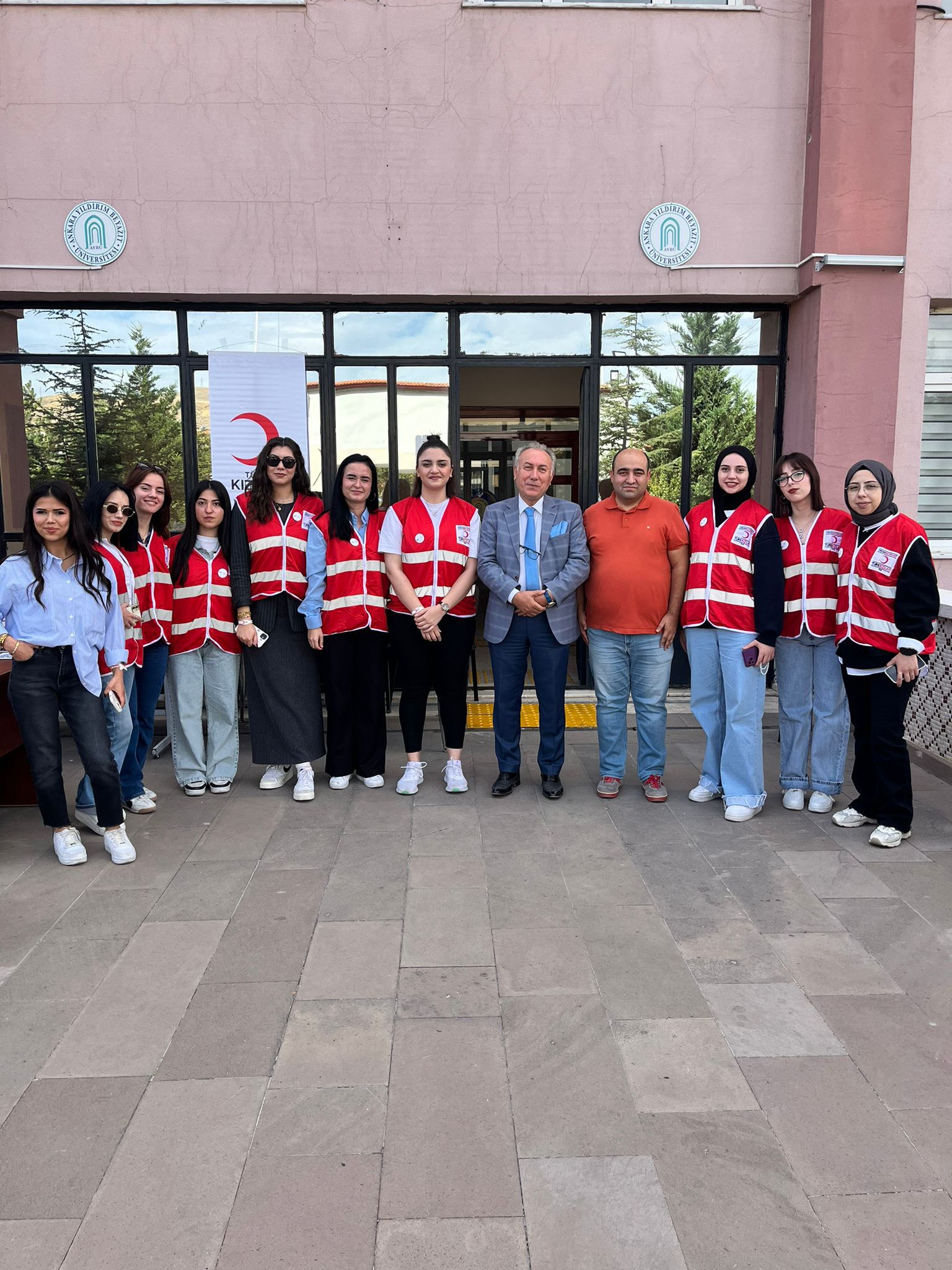 AYBÜ Genç Kızılay Öğrenci Topluluğu ve Tuzgölü Öğrenci Topluluğu Yüksekokulumuzda Stand Kurarak Tanıtım Yaptı.