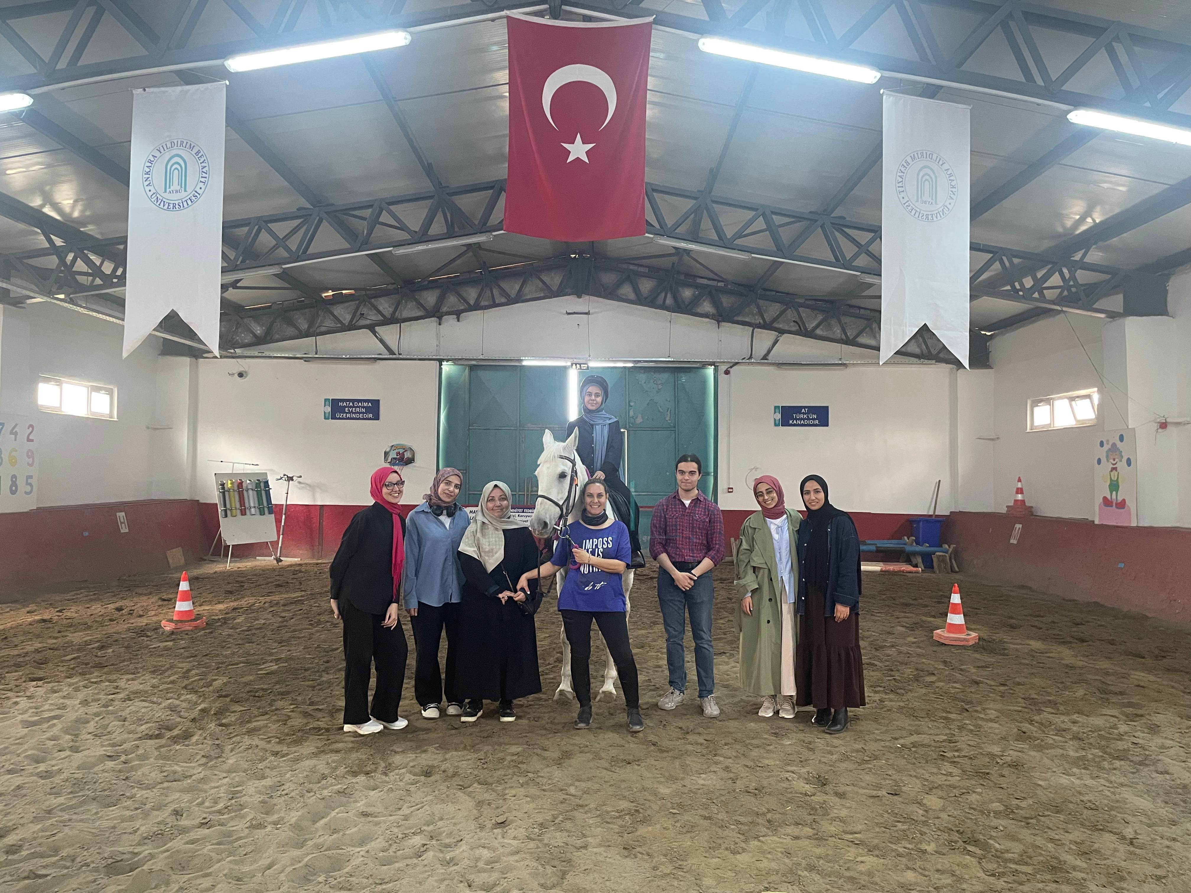 Üniversitemiz İnsan ve Topum Bilimleri Fakültesi Dekan Yardımcısı Dr. Öğr. Üyesi Gülten ÜNAL ve Öğrencileri ile Hippoterapi Merkezimizde At Biniş Etkinliği Gerçekleştirildi.