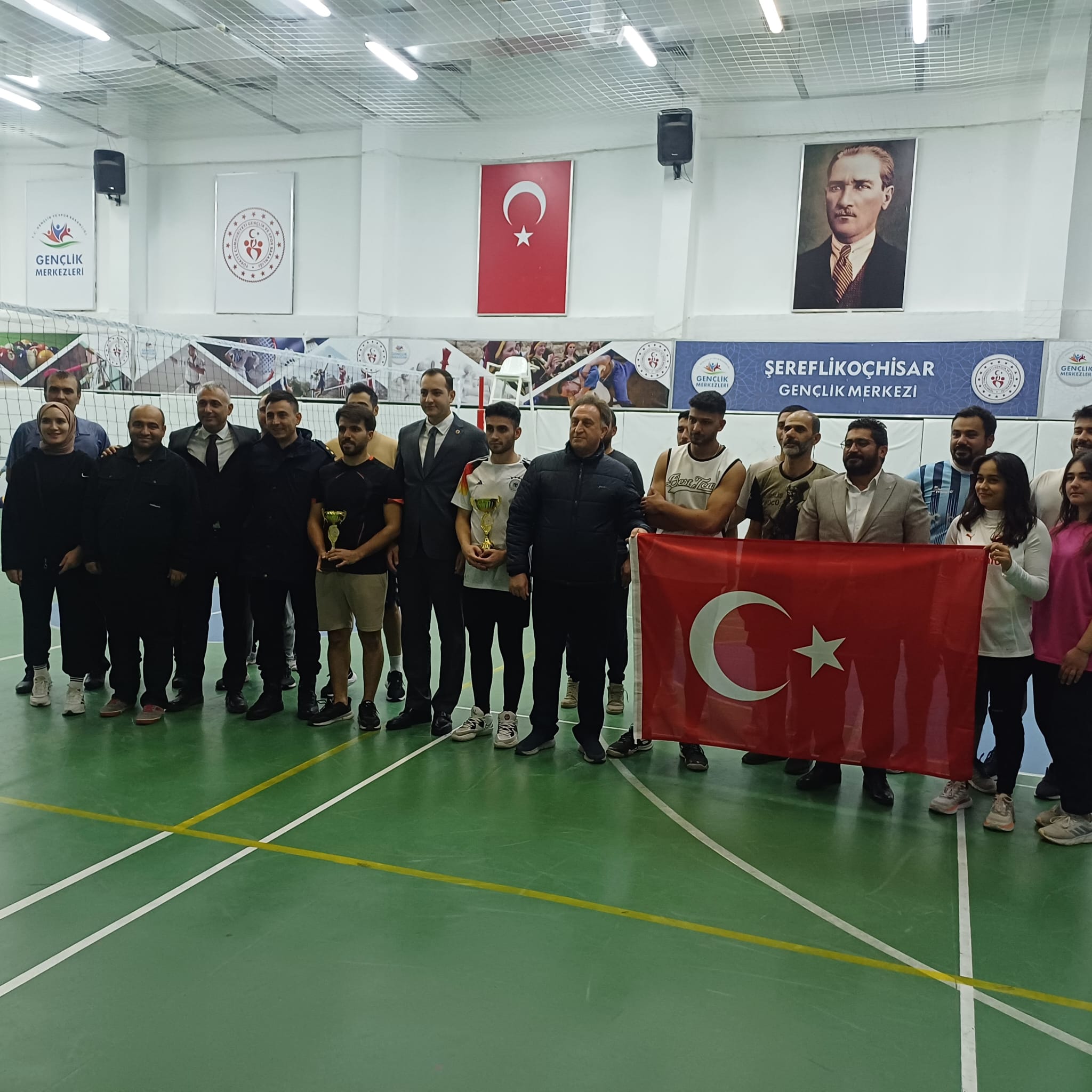 Şereflikoçhisar Gençlik Spor İlçe Müdürlüğü’nün düzenlediği “Cumhuriyet Turnuvaları” kapsamında Voleybol branşında şampiyon olan takımımıza Şampiyonluk Kupasını Kaymakam Vekili Sn. Bekir KINACI takdim etmiştir.