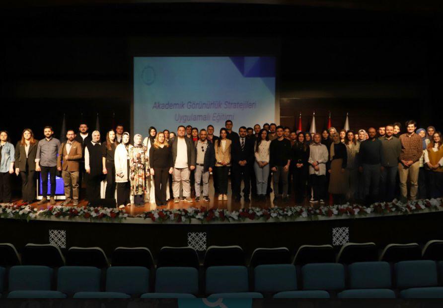 Bölümümüz öğretim elemanlarından Arş. Gör. Rüveyda KURNAZ üniversitemiz akademik  personellerine AYBÜ Kalite Koordinatörlüğü Komisyon Üyesi Dr. Abdullah DEMİR tarafından verilen Akademik Görünürlük Stratejileri Uygulamalı Eğitimine katılmıştır.