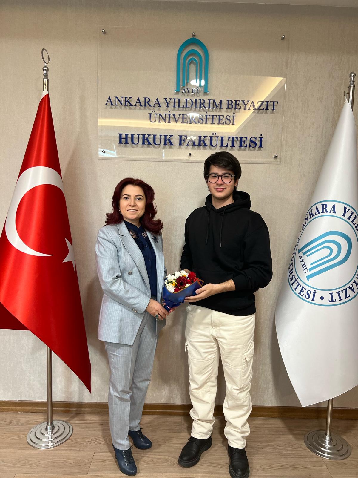 Hukuk Fakültesi Hazırlık Sınıfında Okuyan Öğrencimiz Ömer Türkeün ÇOLAK, Dekanımız Prof. Dr. Neslihan Karataş Durmuş’u ziyaret etti. 