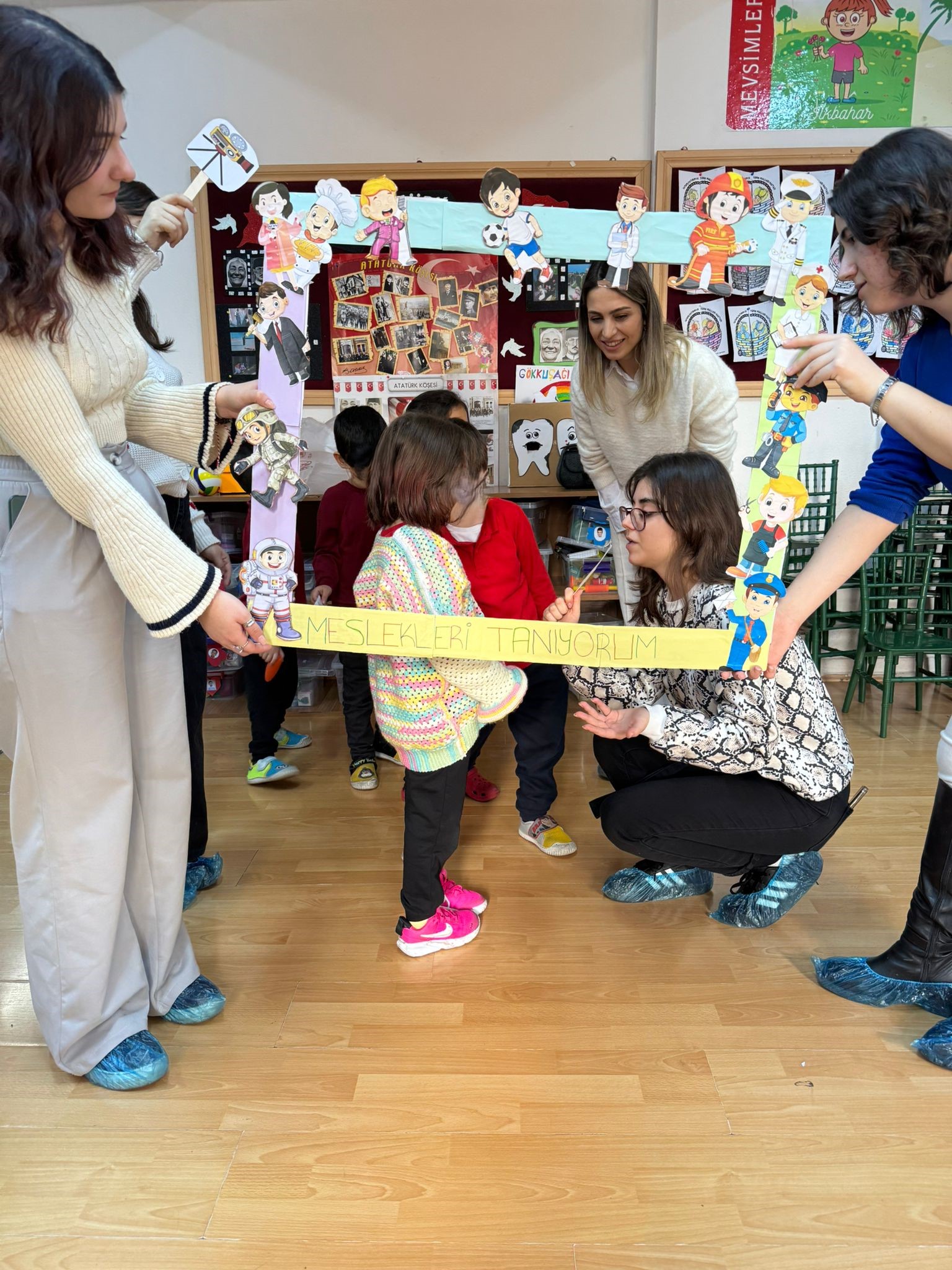 Bölümümüz Dr. Öğretim Üyesi H. Kübra Özkan Kunduracı tarafından yürütülen ÇGL 113 Çocuk ve Drama dersi kapsamında öğrencilerimiz hazırladıkları drama planlarını Keçiören Şehit Hakan Kabil İlkokulu Ana Sınıfı'nda uyguladılar. 