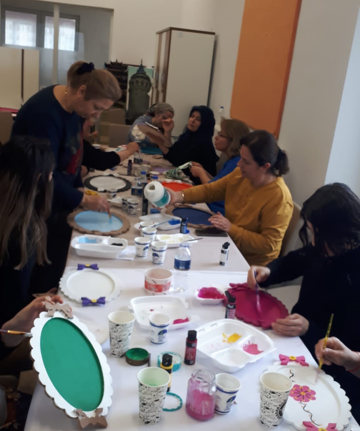 Üniversitemiz Esenboğa Külliyesi'nde Yer Alan Kredi ve Yurtlar Kurumu'nda kalan Depremden Etkilenen Kadınlara Yönelik Kurslar Gerçekleştiriliyor