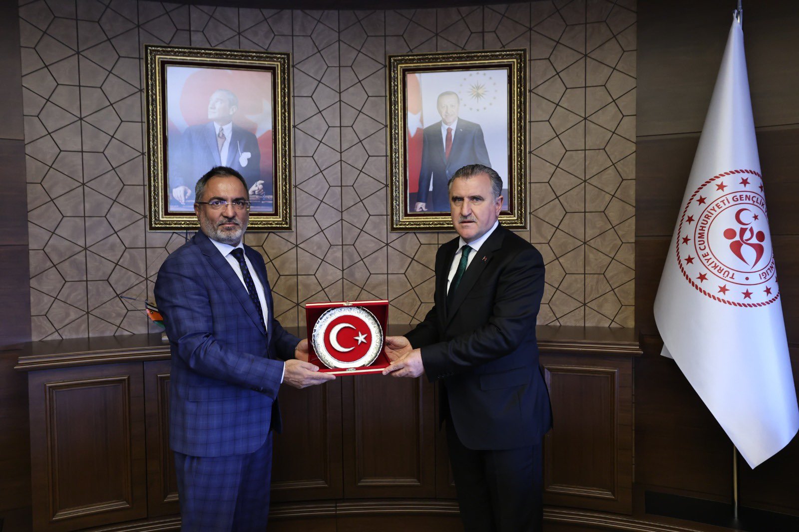 Rektörümüz Prof. Dr. Ali Cengiz KÖSEOĞLU, Gençlik ve Spor Bakanı Sayın Osman Aşkın BAK'ı Makamında Ziyaret Etti