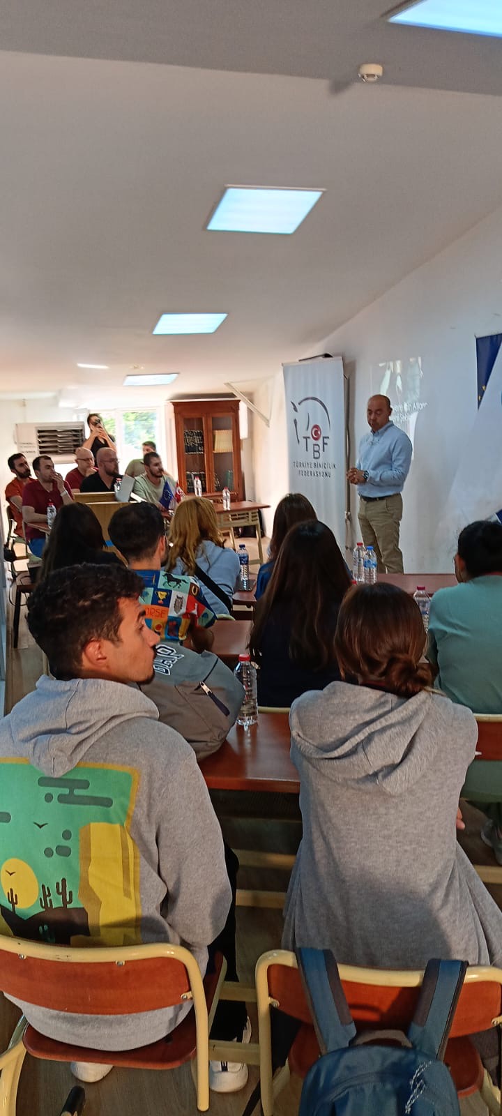 Veteriner Hekimlerimizin Mesleki Gelişimi İçin AYBÜ Hippoterapi Merkezimiz Ev Sahipliğinde Türkiye Binicilik Federasyonu İle TEVA Derneği Tarafından DÜZENLENEN EĞİTİM Kursu Verildi