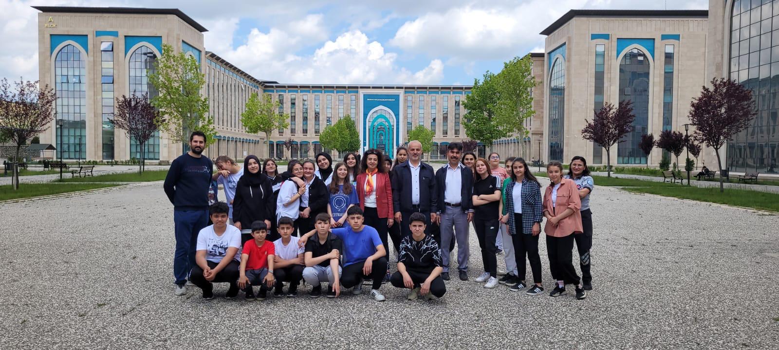 Dumlupınar İlkokulu ve Ortaokulu Müdürü Murat Yumus ve LGS sınavına girecek öğrenciler üniversitemizi ziyaret etmiştir.