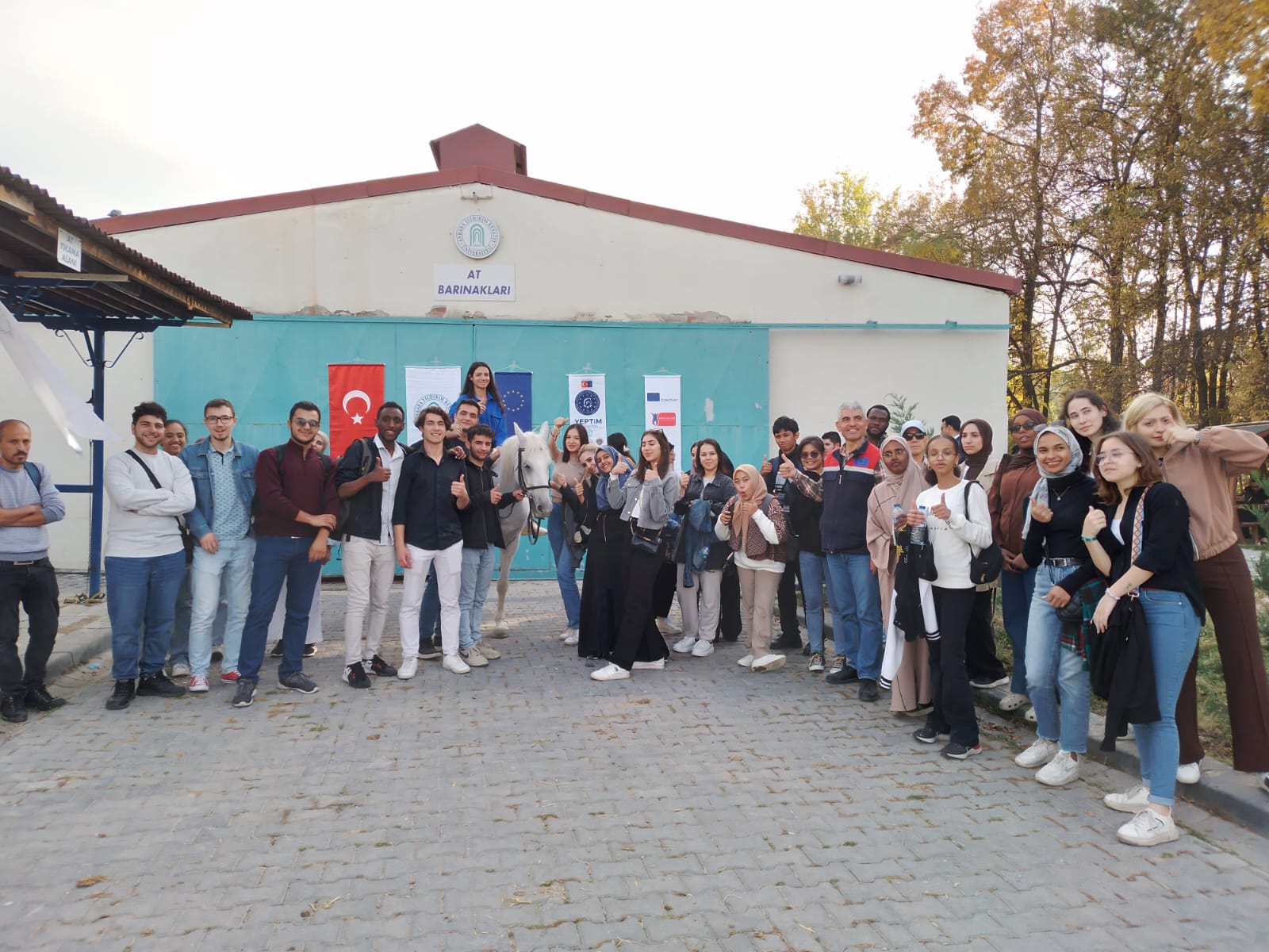 ÜNİVERSİTEMİZ DİLMER DE ÖĞRENİM GÖREN 43 FARKLI ÜLKEDEN 120 ÖĞRENCİ ATLARIMIZLA TANIŞTILAR