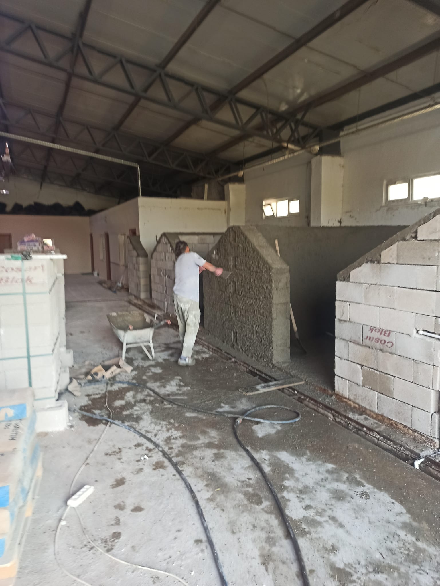 ATLARIN SAĞLIĞI İÇİN BİRİNCİ ETAP ÇALIŞMALARI KAPSAMINDA DUVAR YAPIMI TAMAMLANDI