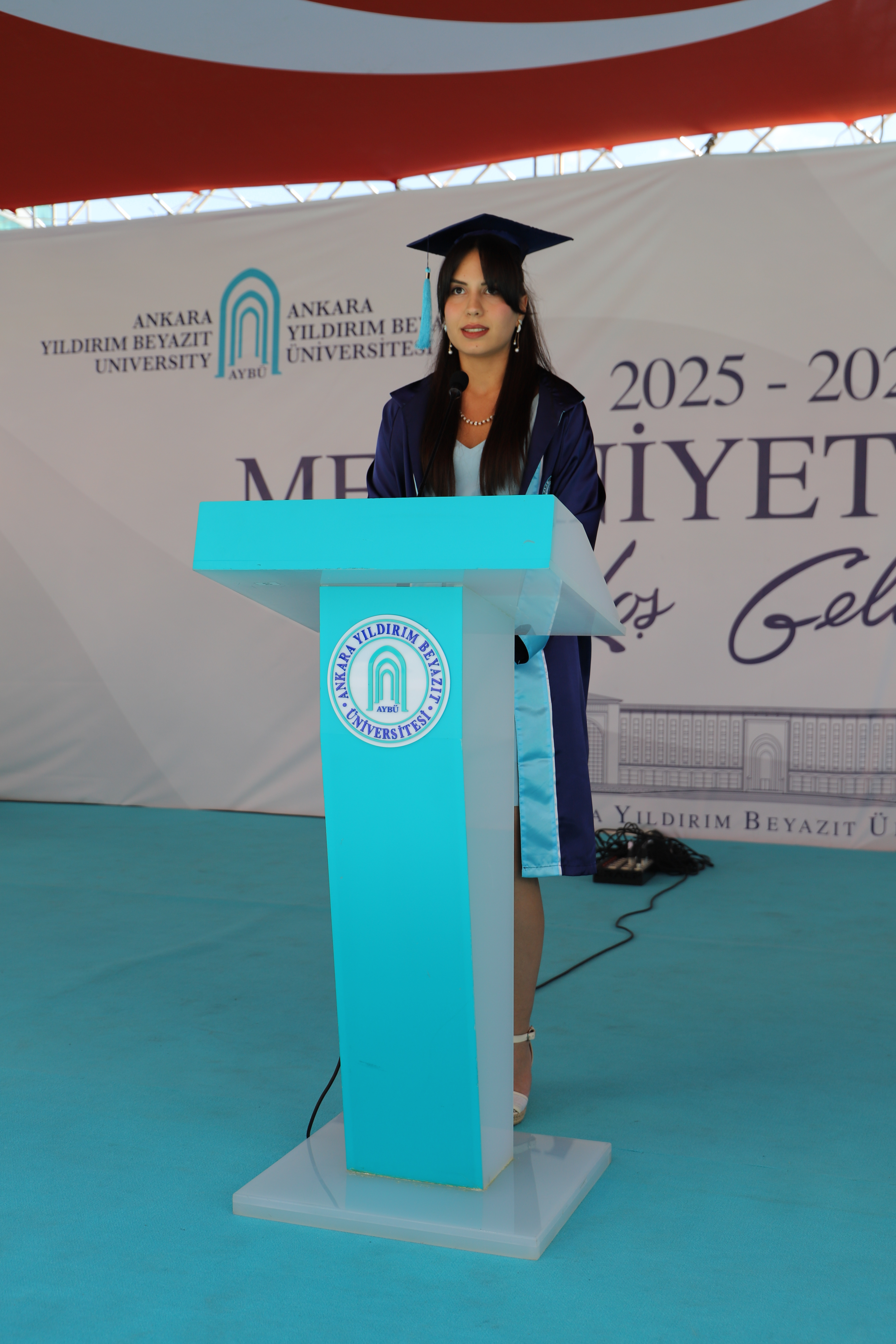 Fakülte ve bölüm birincimiz İlayda Akınet konuşmasını yapıyor.