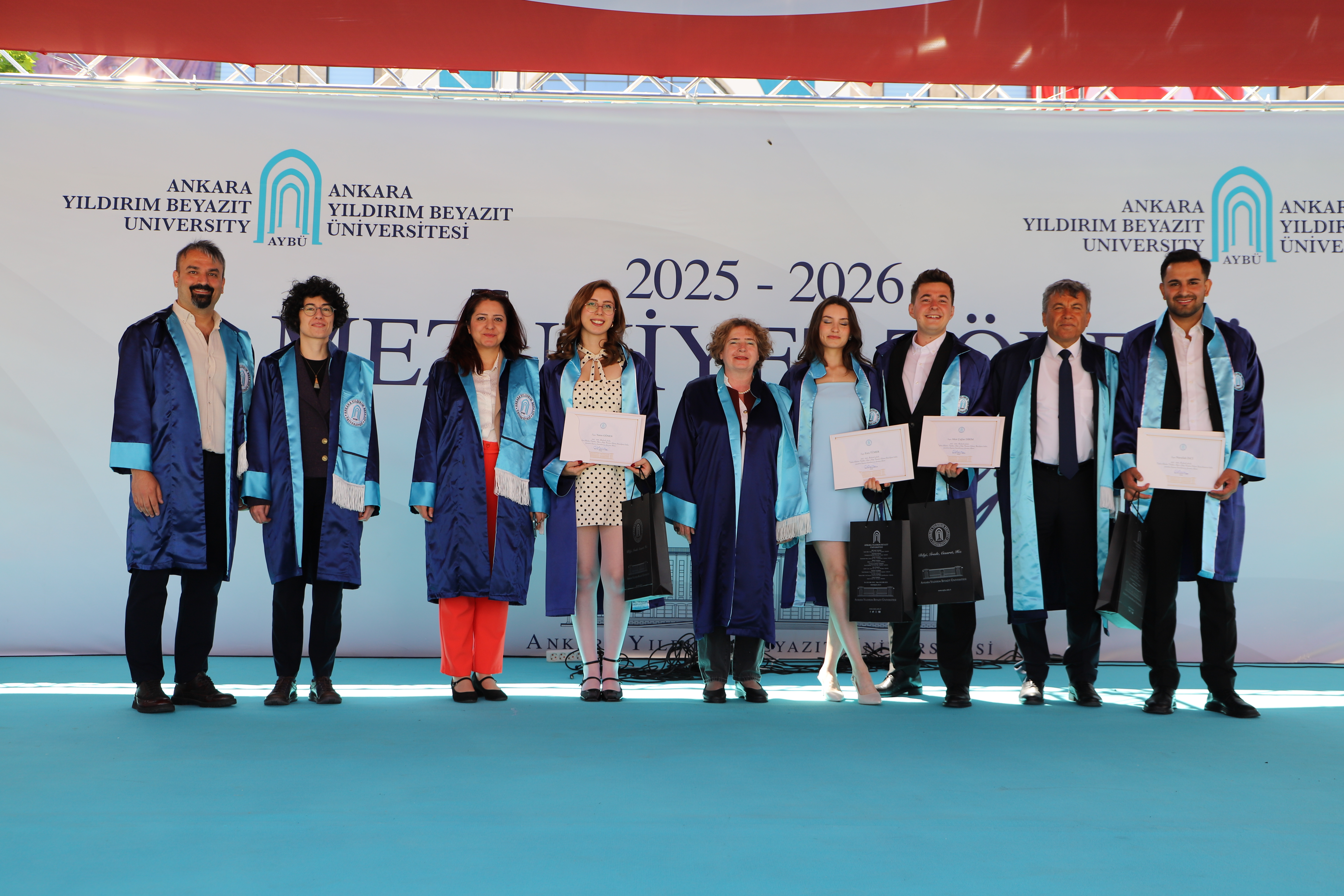 Derece yapan öğrencilerin hocalarla beraber çekilmiş bir fotoğrafı